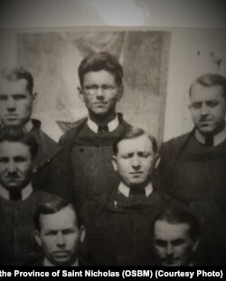 Павло Мадяр (в окулярах) посеред ченців Імстичівського монастиря напередодні його закриття, 1950 рік.