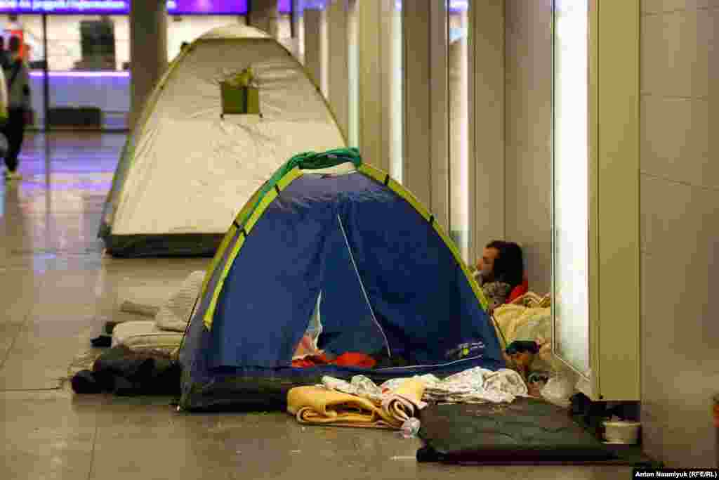 В последнем случае они пережидают время в раскинутых здесь же и в переходе станции метро палатках. 