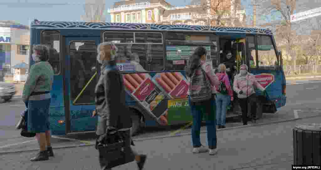 Утром городской автобус в Симферополе по маршруту «Марьино – Железнодорожный вокзал» переполнен. Отдельные пассажиры – без средств индивидуальной защиты, несмотря на действующий на аннексированном полуострове режим самоизоляции. В этот период весь городской и пригородный транспорт работает 8 часов в сутки: с 6.00 до 10.00 и с 17.00 до 21.00 часа