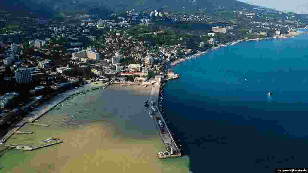 В середине июня южнобережный город Ялта и акватория вокруг него сильно пострадали от наводнения, из-за чего там на несколько недель запретили купаться в море. У многих в связи с этим появились опасения, насколько безопасно находиться на побережье Ялты. Их усилил российский артист Сергей Жигунов, объявивший, что уехал из Крыма «из-за угрозы начала эпидемии и грязного моря». На фото: акватория Ялты, засоренная паводковыми водами, 22 июня