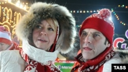 Телеведущие Татьяна Лазарева и Михаил Шац (справа)