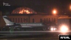 «Схеми» зафіксували, як після приземлення до літака під‘їхав автомобіль Mercedes-Benz Vito, який попрямував на Банкову і за 15 хвилин заїхав на територію ОП