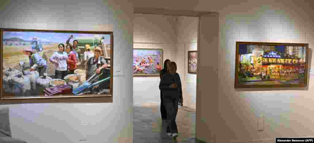 Посетители на изложбата в Москва.Реакциите на руснаците към изложбата са смесени, като един от посетителите леко критикува "самохвалния характер" на картините. Друг млад посетител казва, че според него съюзът между Москва и Пхенян ще бъде краткотраен и ще просъществува "само докато трае войната в Украйна".