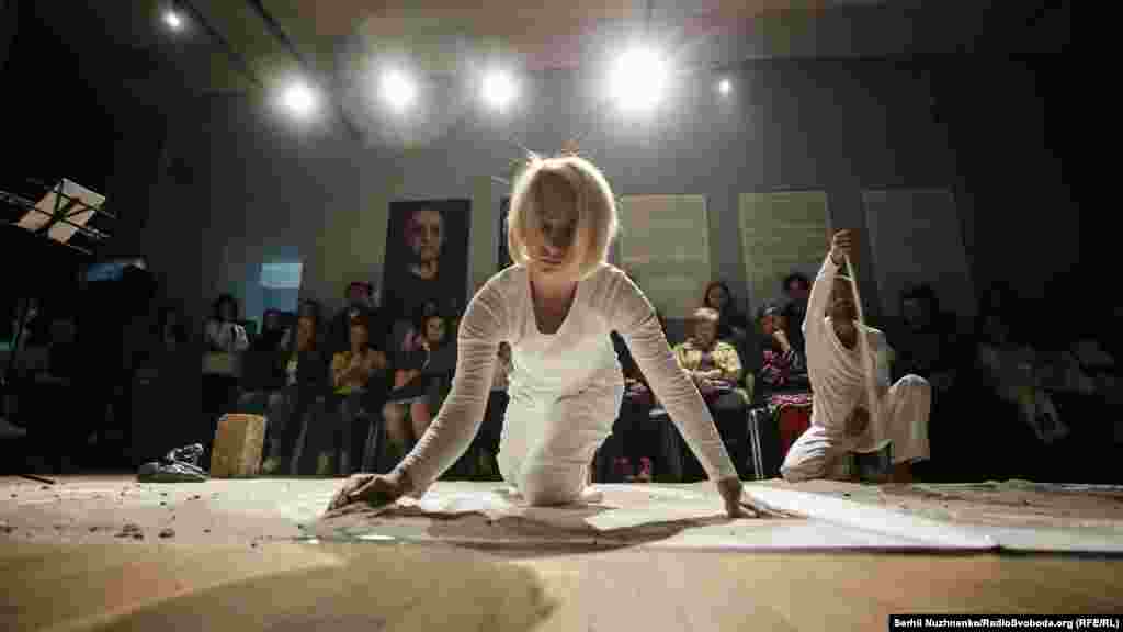 В основу этого проекта были взяты отчеты Amnesty International о пытках и нарушениях прав человека на Востоке Украины, отчет КримSOS о пытках в Крыму, доклад Управления верховного комиссара ООН по правам человека и документальные свидетельства