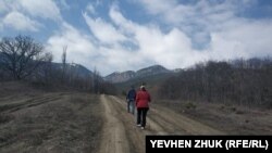 Туристы идут к озеру