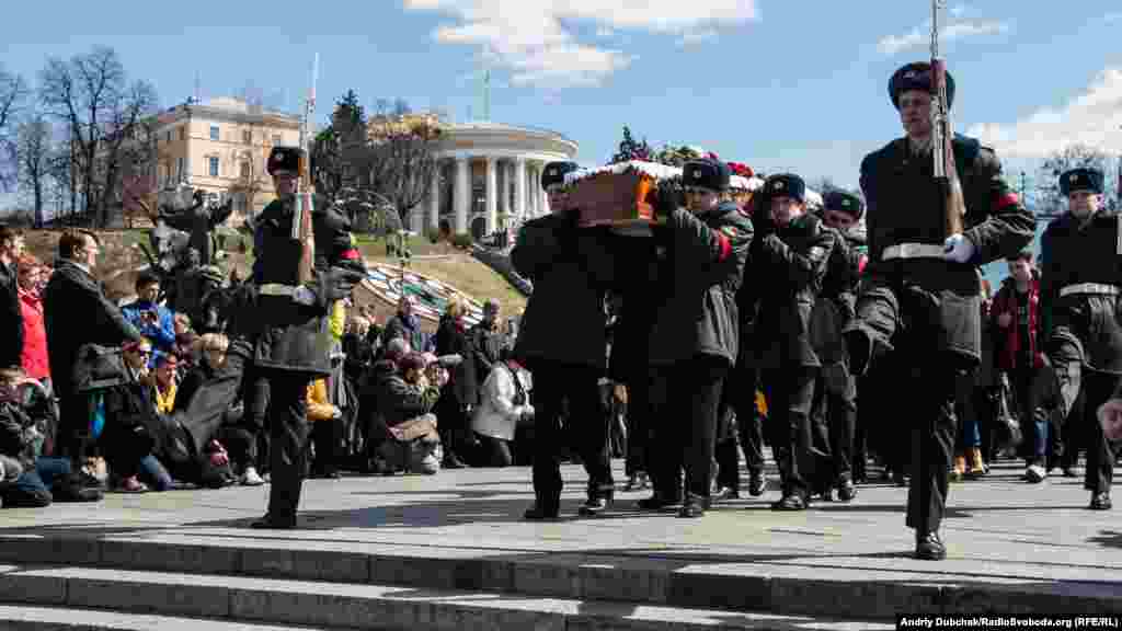 Близько тисячі киян прийшли на Майдан Незалежності попрощатися з бійцем  17 окремого мотопіхотного батальйону Дмитром Годзенком (позивний - «Годзилла»), який загинув 31 березня під час мінометного обстрілу Зайцеве (околиці окупованої Горлівки).  До демобілізації йому залишалося лише 3 дні. Київ, 3 квітня 2016 року ФОТОГАЛЕРЕЯ  Останні кадри з Дмитром Годзенком, який загинув у Зайцеві на Донбасі (відео)