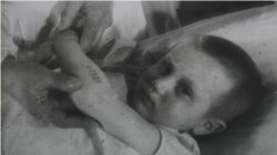 Ганна Стрижкова отримала табірний номер – 69929. Кадр із фільму «Повість про наших дітей» 1945 року