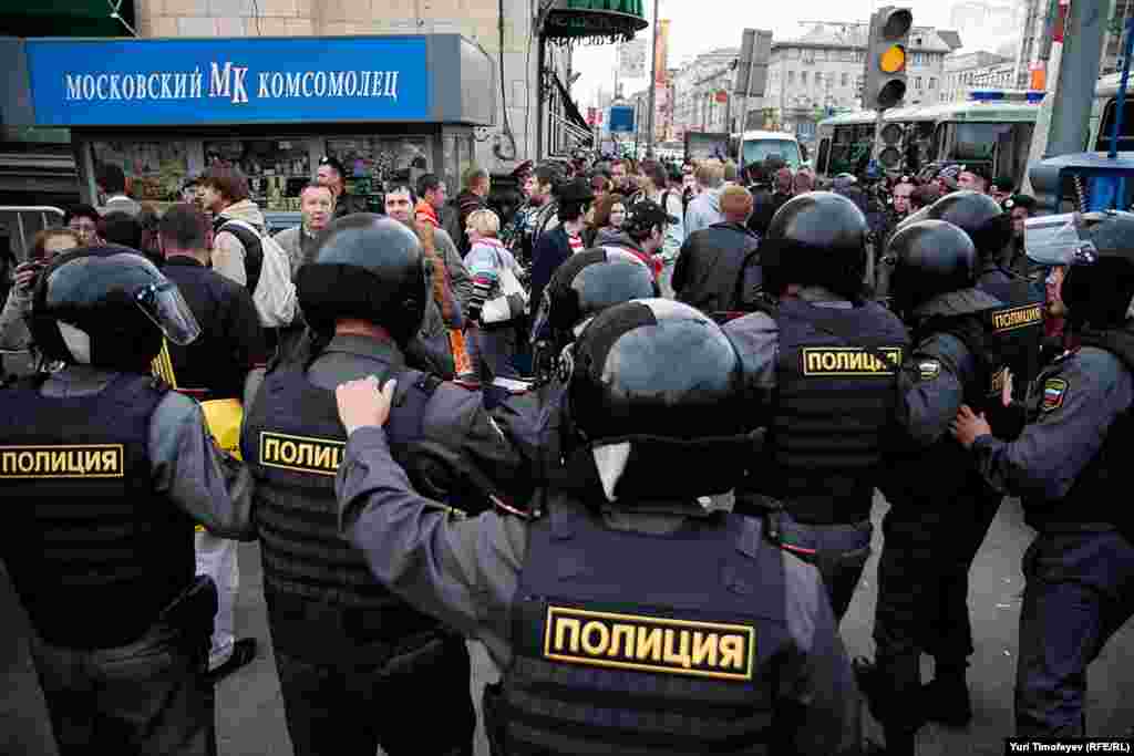 Полиция действовала по отработанному сценарию: стеной выдавливала всех с площади, сопротивлявшихся или  скандирующих  лозунги выхватывали по одному и несли в полицейский автобус.