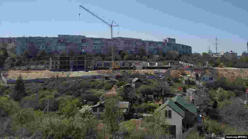 На противоположном, западном склоне Докового оврага большая строительная площадка. Замерший кран у недостроенного здания. Там компания «Специализированный застройщик «Талан-Ижевск» из одноименного города, откуда родом и предыдущий глава российского правительства Севастополя Дмитрий Овсянников, собиралась строить дешевое социальное жилье. Но, как оказалось, стройка должна начаться на оползневом склоне, буквально в 15 метрах от существующего дома. Возмущенные жители вышли с протестом в декабре 2018 года – и территорию, а также безопасность своего дома, им удалось отстоять