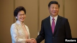 Керрі Лам (ліворуч) та Сі Цзіньпін