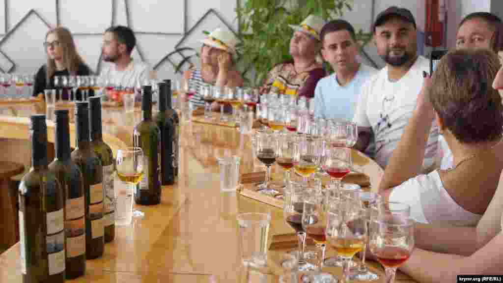 Дегустация вина стоит 400 рублей (150 грн), дети сюда не допускаются. Из 17 человек, присутствовавших на данной дегустации, трое были из Самары, остальные – москвичи