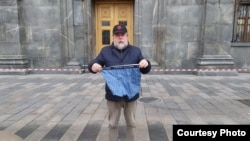 Виталий Манский возле здания ФСБ, 22 декабря 2020 года