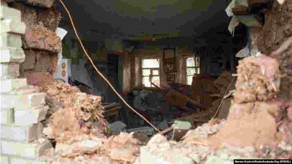 А ось і доказ цього. Наслідок потрапляння чогось «не дуже великого» у цегляний кут будинку