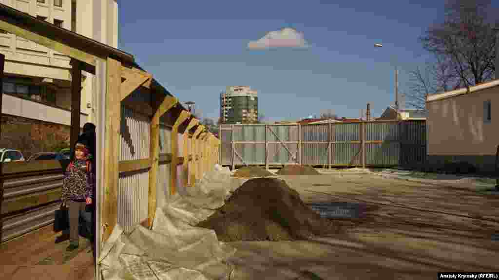 Новая строительная площадка вырастает под боком «пентагона» – здания парламента Крыма