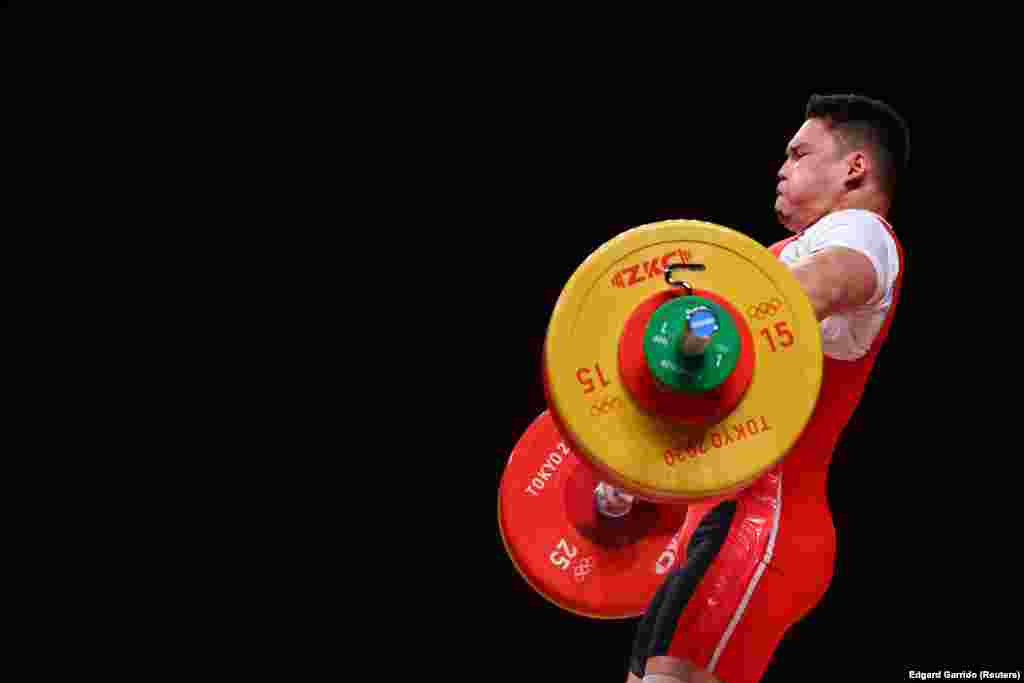 Бекдоолот Расулбеков з Киргизстану під час фінального змагання з важкої атлетики між чоловіками до 96 кг. Токіо, 31 липня 2021 року