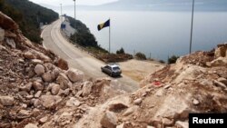 Vlasti u BiH većinu pitanja vezanih za napredak u procesu ispunjavanja kriterijuma koji su neophodni za dobijanje kandidatskog statusa nisu riješili, poruka je iz Brisela za Sarajevo (na fotografiji zastava BiH na graničnom prelazu sa Hrvatskom u Neumu, avgust 2012. godine)