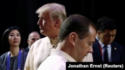 Трамп и Медведев во время саммита на Филиппинах, 2017 год