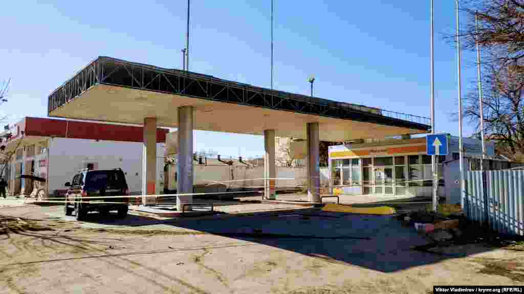 Одна из неработающих автозаправок нидерландской компании Shell. Два десятка АЗС этой сети закрылись в Крыму весной 2014 года – после аннексии полуострова