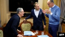 მარცხნიდან მარჯვნივ: დიდი ბრიტანეთის პრემიერ-მინისტრი კირ სტარმერი, საფრანგეთის პრეზიდენტი ემანუელ მაკრონი და გერმანიის კანცლერი ფრიდრიხ მერცი კიევისკენ მიმავალ მატარებელში. 2025 წლის 9 მაისი