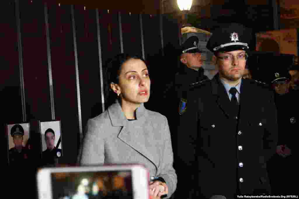 Керівник патрульної поліції України Хатія Деканоїдзе, виступаючи під будівлею управління перед журналістами, назвала загиблих поліцейських героями. За її даними, патрульні, затримавши чоловіка, виконували свою роботу – намагались перевірити його дані у базі, за що розплатились життям. Деканоїдзе теж поклала квіти до імпровізованої стіни пам’яті