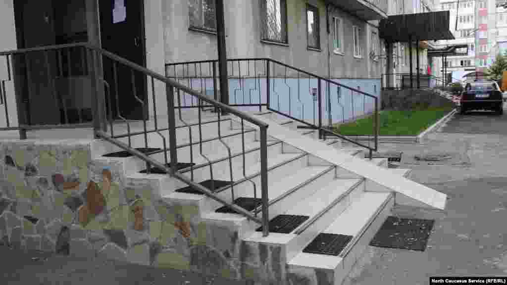 Из-за формального подхода к выполнению закона иногда появляются и такие пандусы: с большим углом и без перил