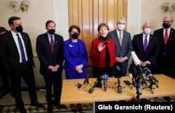 Зліва направо: Кріс Мерфі, Річард Блюменталь, Емі Клобучар, Джин Шахін, Роб Портман, Роджер Вікер та Кевін Крамер на брифінгу після зустрічі з президентом України Володимиром Зеленським. Київ, 17 січня 2022 року