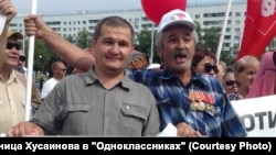 Айнур Хусаинов (слева) на митинге против пенсионной реформы. 2018 год