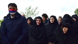 Vladimir Božović, ambasador Srbije u Crnoj Gori, sa zaštitnom maskom na licu u bojama srpske zastave, među vernicima tokom službe kod manastira na Ostrogu.