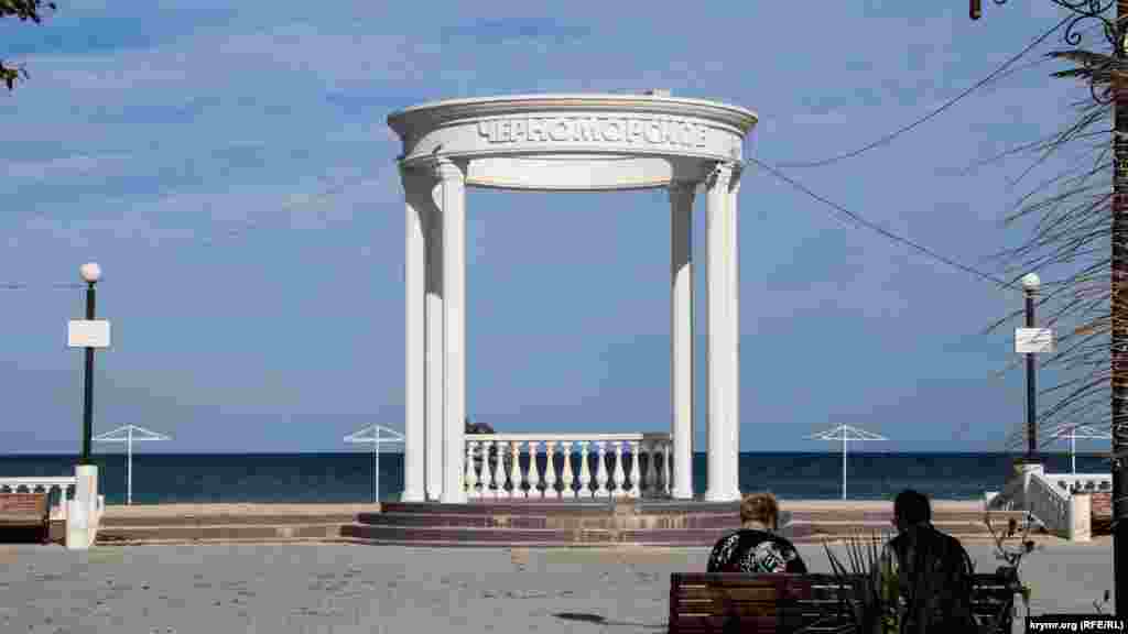 Одна из достопримечательностей поселка – ротонда на центральной набережной