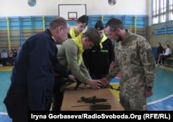 Мариуполь: за ходом соревнований следят школьные наставники и военные инструкторы