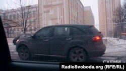 Кілька днів поспіль вранці знімальна група програми бачить машину начальника слідчого відділу зовсім не в тому районі Києва, в якому він має квартиру