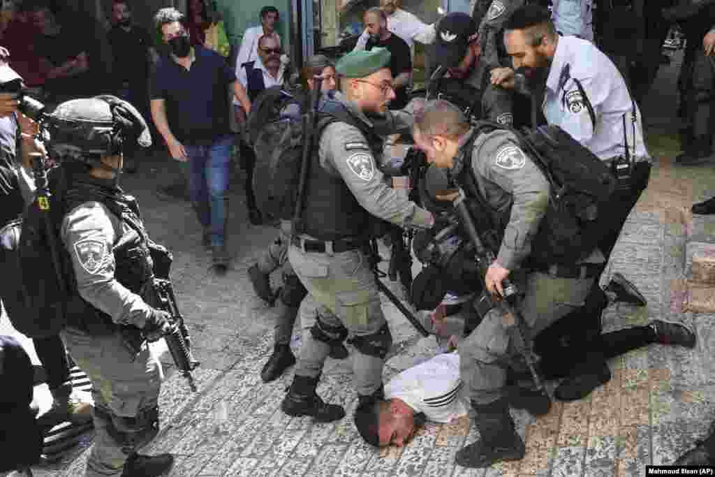 Офіцери ізраїльської поліції затримують підлітка-палестинця під час акції протесту проти повітряних ударів Ізраїлю по Смузі Гази і запеклих зіткнень ізраїльських сил безпеки і палестинців в Старому місті Єрусалима, 18 травня 