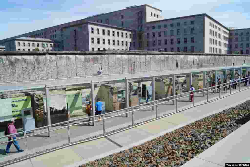 «Слоеный пирог» истории: на переднем плане - раскопанные подвалы гестапо и постоянная выставка, далее остатки Берлинской стены, на дальнем плане - фрагмент здания бывшего нацистского министерства воздушного флота.