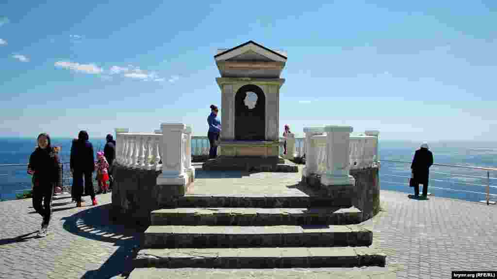 На нижней террасе парка установлен некий «памятный знак», на котором написано, что в 1820 году якобы на этом месте останавливался поэт Александр Пушкин