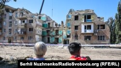 Сльози і розпач: у Києві жалоба за жертвами російської атаки, їх – 25