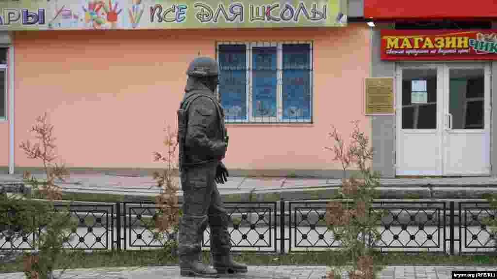 В августе прошлого года в местном сквере имени Воинов интернационалистов открыли памятник «вежливым людям». Фигура «зеленого человечка» выглядит неестественно – левая ступня заметно изогнута наружу. Создается впечатление, что у скульптуры две правых ноги