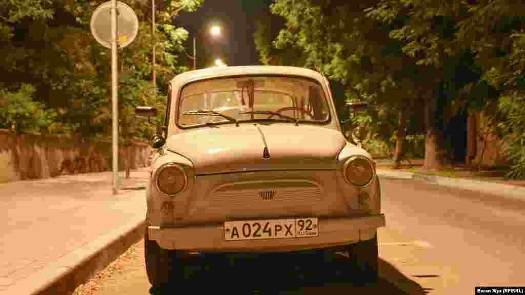 Біля тротуару «відпочиває» досить рідкісний екземпляр ЗАЗ-965 «Запорожець» – перший автомобіль, випущений запорізьким заводом «Комунар» у 1960 році