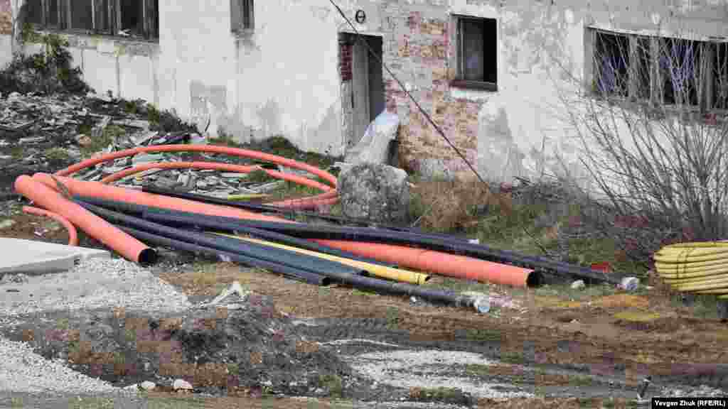 Неиспользованные трубы валяются на улице 