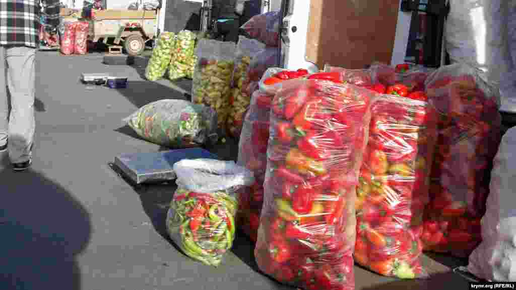 А вот и производители. Болгарский перец оптом 30-40 рублей за килограмм (10 - 14 гривень). В розницу 50-60 рублей (14-16 гривень)