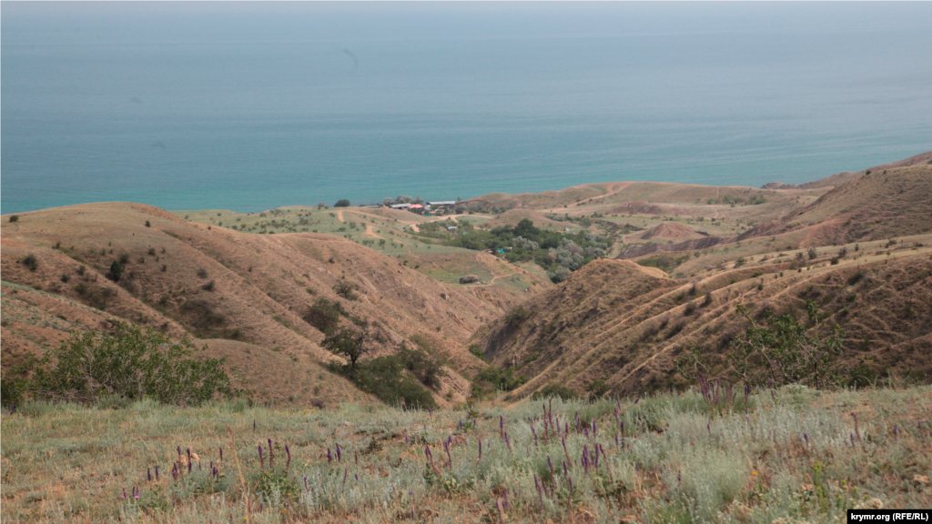Вид на бухту со склона Эчки-Дага 