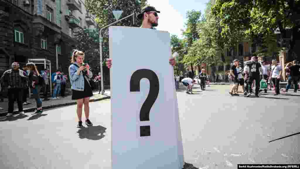 Міський суд Херсона почне розглядати справу про напад на Катерину Гандзюк 27 травня. Про це повідомляється на сайті Судової влади України. Суддя у справі – Юлія Бочко. Потерпілою стороною виступають батьки загиблої та її чоловік Сергій Денисов. У нападі на Гандзюк обвинуватили п’ятьох людей – Володимира Васяновича, В’ячеслава Вишневського, Микиту Грабчука, Віктора Горбунова та Сергія Торбіна.