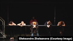 Сцена из спектакля Алены Филиштинской и Алины Бакирей «Военный вальс», в главной роли Римма Зюбина