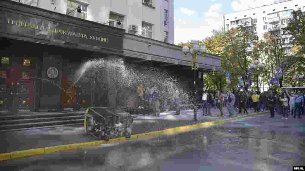 З боку Генеральної прокуратури України поливали водою як і вогонь, так і активістів  