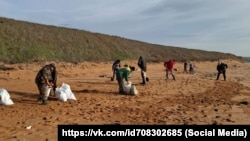 Работа волонтеров по очистке побережья Опукского заповедника. Крым, 8 января 2025 года