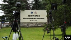 Знак на въезде на Объединённую базу Элмендорф-Ричардсон в Анкоридже, Аляска, 14 августа 2025 года, перед запланированной на 15 августа встречей президента США Дональда Трампа и президента России Владимира Путина