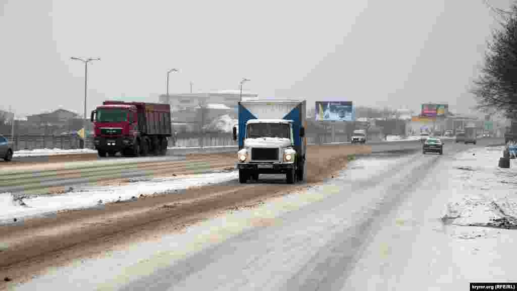 Практически на всех автодорогах – гололедица