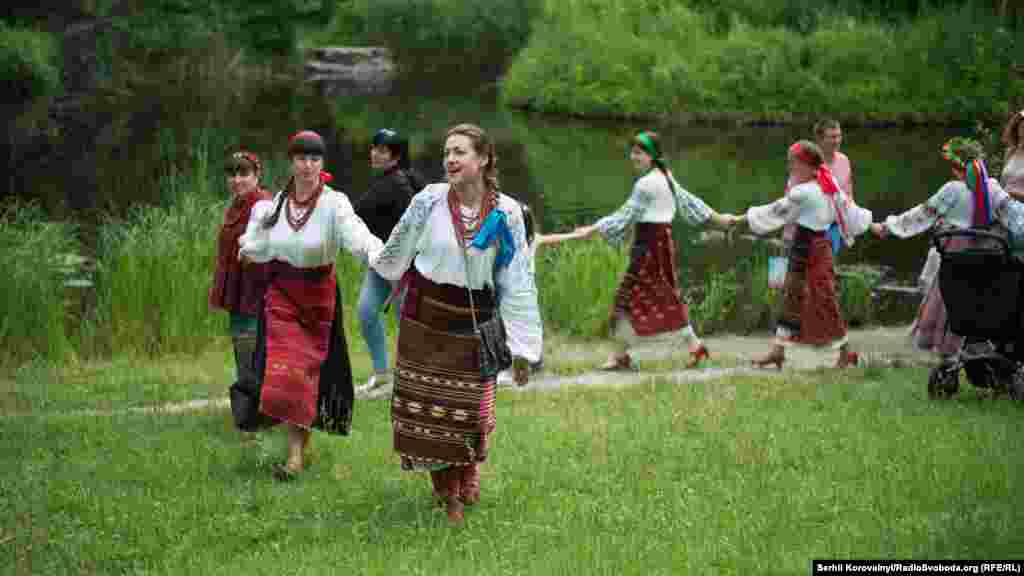 Напередодні свята Трійці парубки та дівчата по обидва береги Дніпра традиційно встановлювали «Віху»