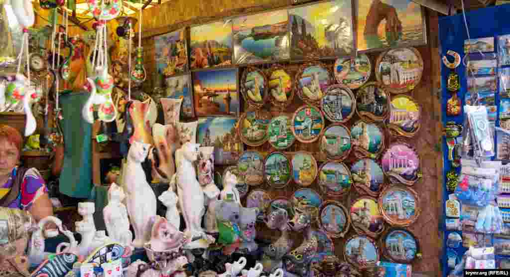 За найдешевшу сувенірну тарілку з «Ластівчиним гніздом» просять 350 рублів (приблизно 135 гривень)