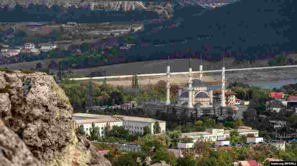 Строящаяся симферопольская Соборная мечеть.  Напомним, что президент России Владимир Путин поручил российским и подконтрольным им крымским властям «оказать необходимое содействие» в завершении работ по строительству Соборной мечети. Документ с текстом поручения был опубликован на сайте Кремля 18 мая – в годовщину депортации крымских татар. Мечеть, которая является одним из главных крымских долгостроев, строится уже шесть лет и по плану должна быть введена в эксплуатацию в конце нынешнего года. Впрочем, по мнению активистов крымскотатарского национального движения, подобными поручениями Путин преследует, в первую очередь, пропагандистские цели