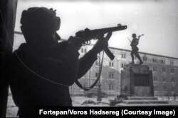 Советский солдат у памятника венгерским военным